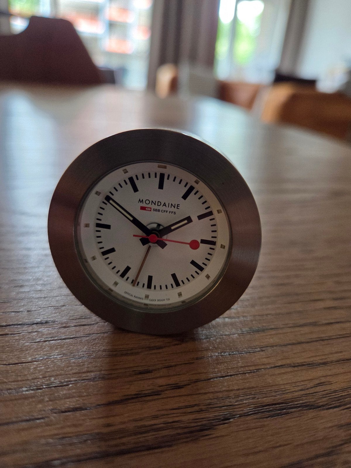 Mondaine tafelklok - Compact en Stijlvol, Gebruikt, Analoog, Werkt op batterijen, Ophalen of Verzenden