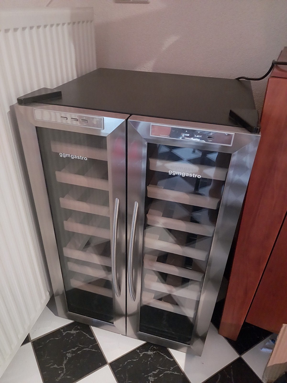GGM Gastro Wijnkoeler WKM 100-2S - 100L, Thermoelectric, Ophalen, Zo goed als nieuw, 25 flessen of meer, 75 – 100