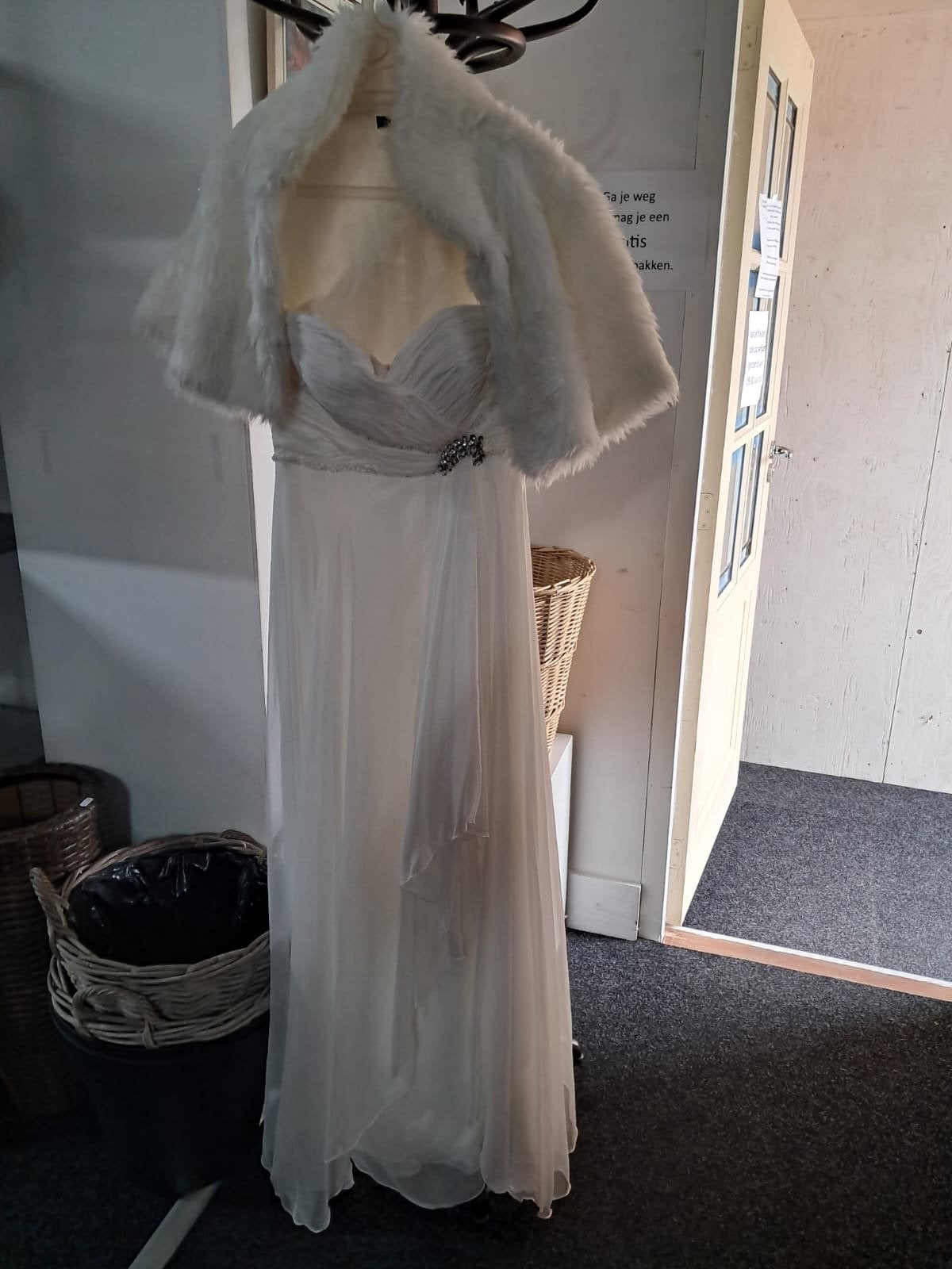 Elegante trouwjurk met bijpassende bontstola, Kleding | Dames, Ophalen, Zo goed als nieuw, Wit, Trouwjurk