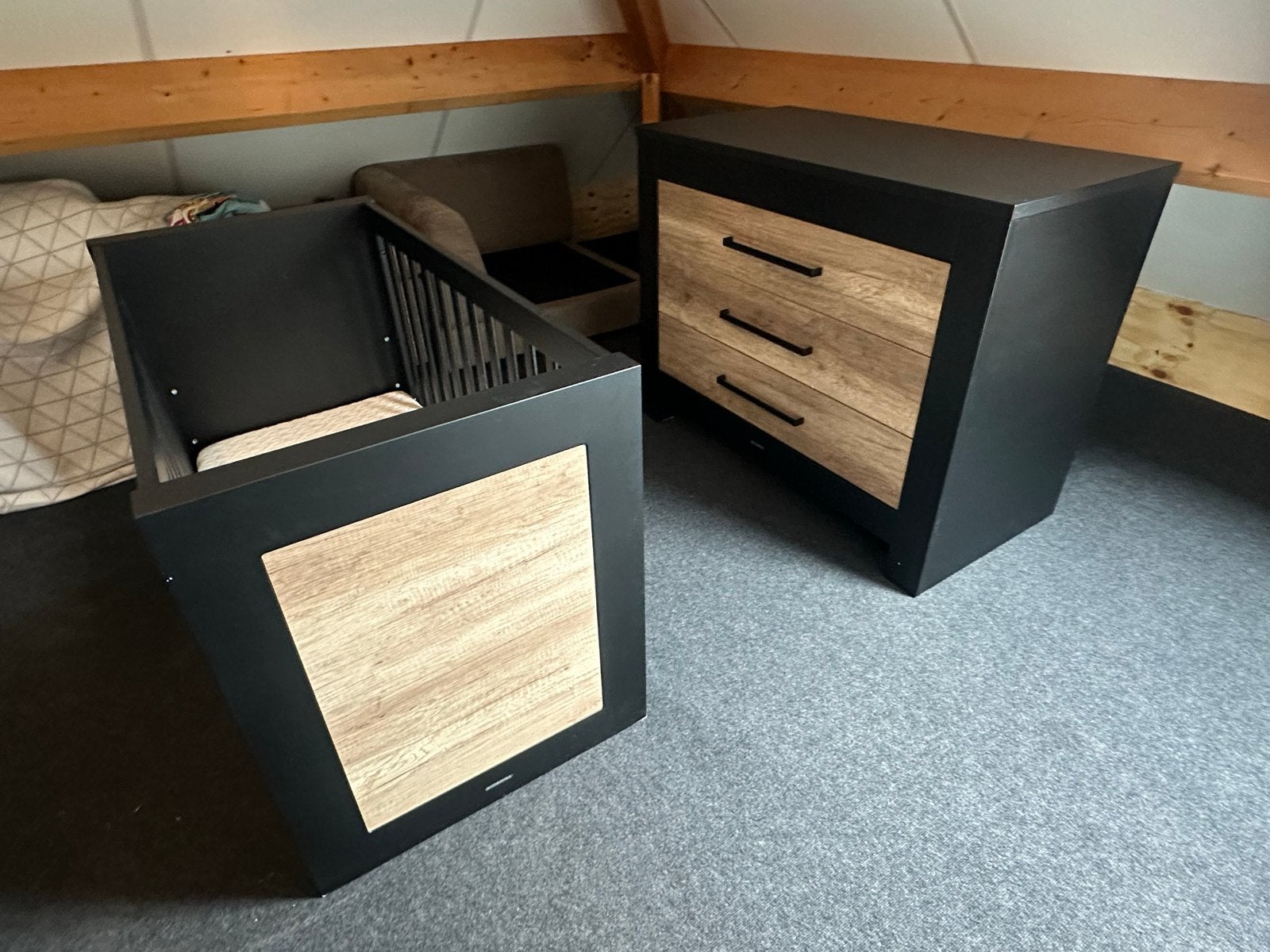 Kidsmill babykamer: ledikant en commode met matras en topper, Kinderen en Baby's, Ophalen, 50 tot 70 cm, 100 cm of meer, Zo goed als nieuw