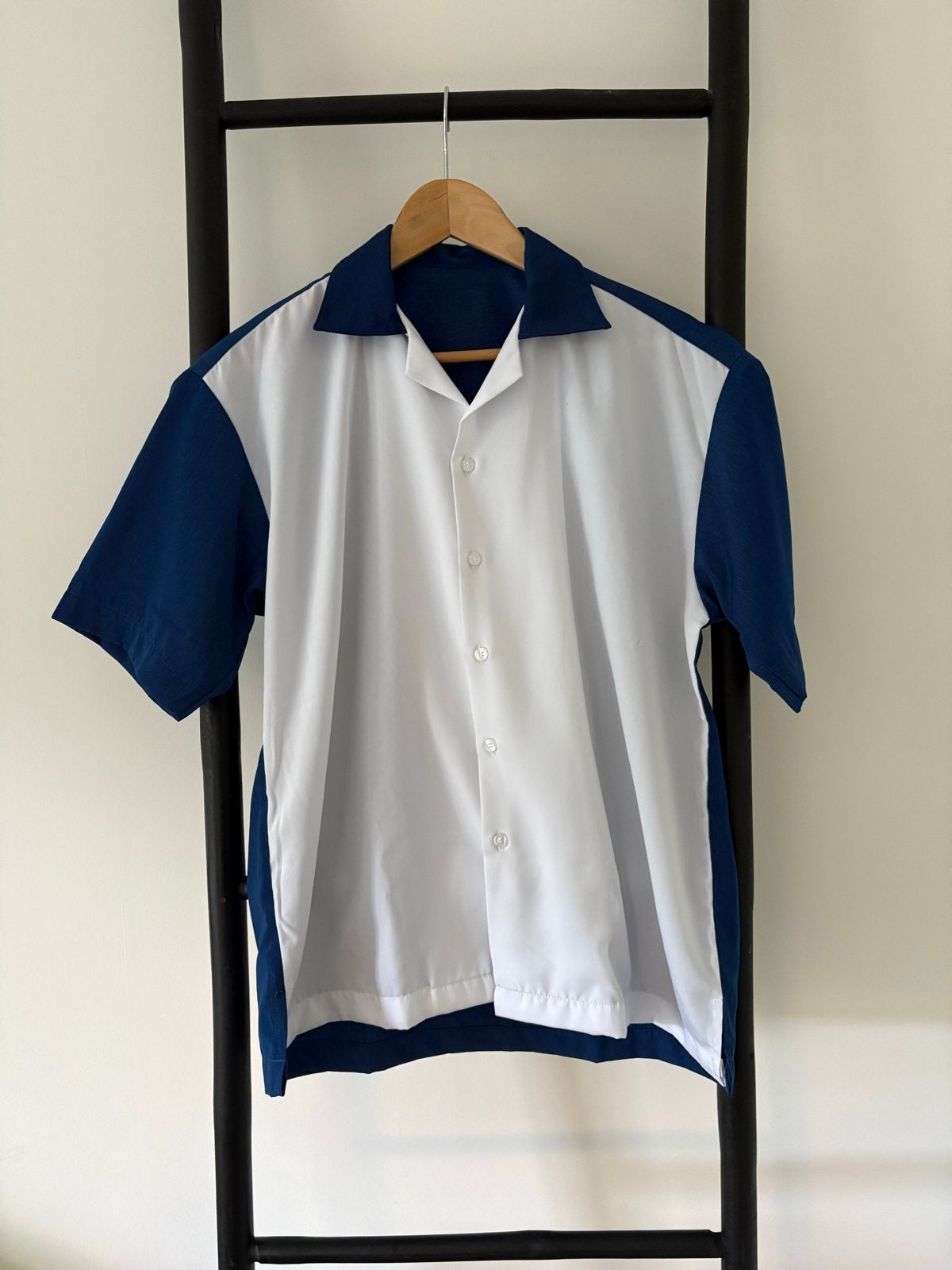 Charlie Harper Shirt - Two and a Half Men - Maat M, Kleding | Heren, T-shirts, Ophalen of Verzenden, Nieuw, Maat 48/50 (M), Blauw
