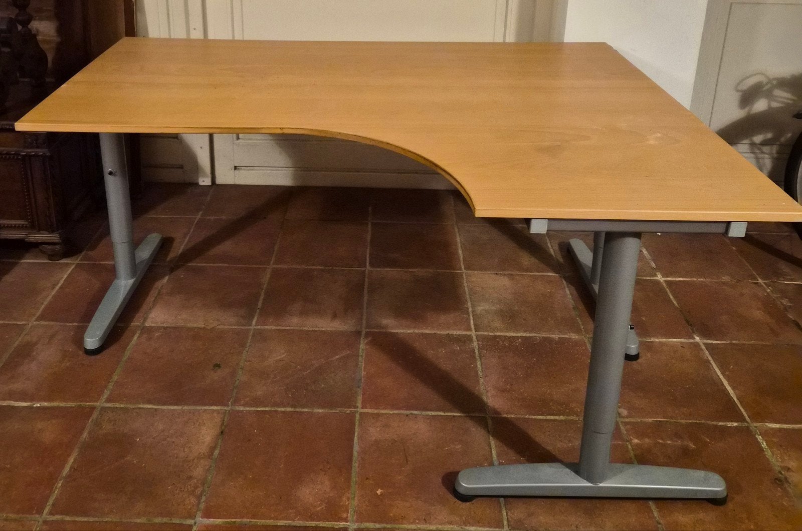 IKEA Effectiv Hoekbureau Beuken met Kabelgoot en Verhogers, Huis en Inrichting, Ophalen