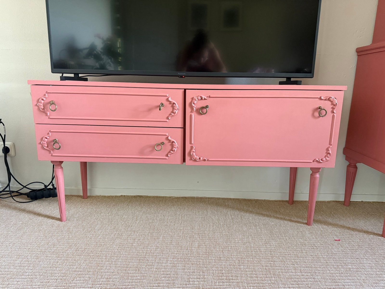 Roze dressoir/tv-meubel - zelf geverfd, Huis en Inrichting, Kasten | Dressoirs, Ophalen, Gebruikt, 100 tot 150 cm, Met lade(s)