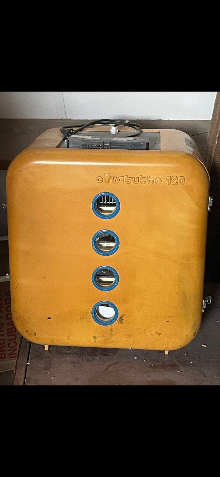 Zoek een broedmachine zo als op foto, Dieren en Toebehoren, Pluimvee | Toebehoren, Ophalen, Broedmachine