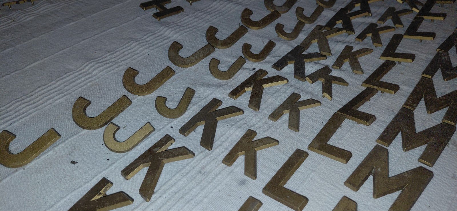 Grote partij messing letters en cijfers, Ophalen of Verzenden