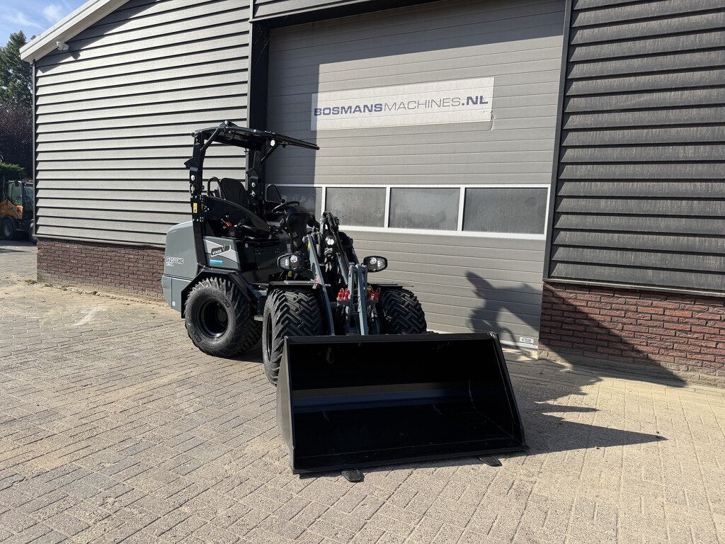 GIANT G2500 X-TRA HD minishovel NIEUW '' dikke shovel '' €, Zakelijke goederen, Tobroco, Info@tobroco.nl, Sprendlingenstraat 57
5061 KM  Oisterwijk