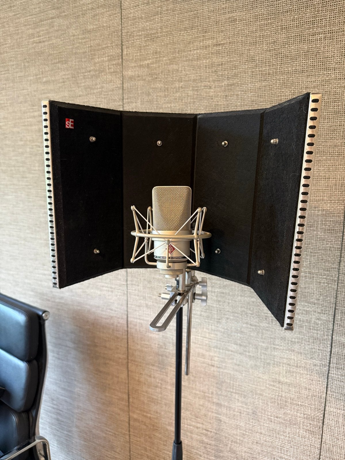 Neumann TLM 103 Studiomicrofoon met SE Reflexion Filter, Muziek en Instrumenten, Microfoons, Ophalen, Zo goed als nieuw, Studiomicrofoon