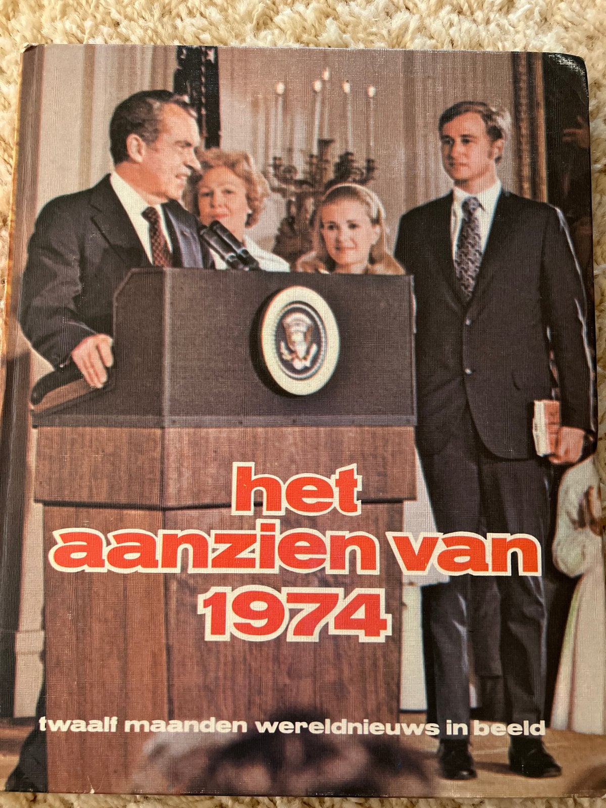 Het Aanzien van 1974 - Twaalf maanden wereldnieuws, Boeken, Ophalen of Verzenden, 20e eeuw of later, Gelezen