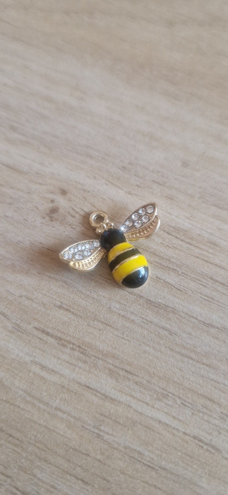 Leuke bedel in de vorm van een bijtje met strass, Overige merken, Overige materialen, Ophalen of Verzenden, Zo goed als nieuw