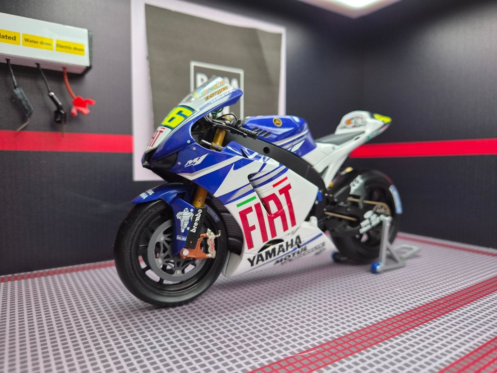 1/12 2007 Valentino Rossi Yamaha YZR-M1 Fiat Yamaha Team, Ophalen of Verzenden, Zo goed als nieuw, 1:9 t/m 1:12, Motor