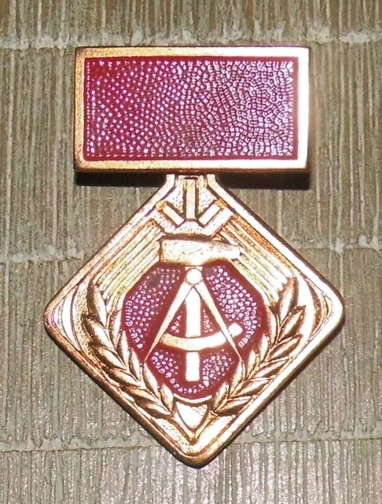Medaille DDR (Oost-Duitsland) - AUF SOZIALISTISCHE ART ZU LE, Verzenden, Overige materialen, Buitenland