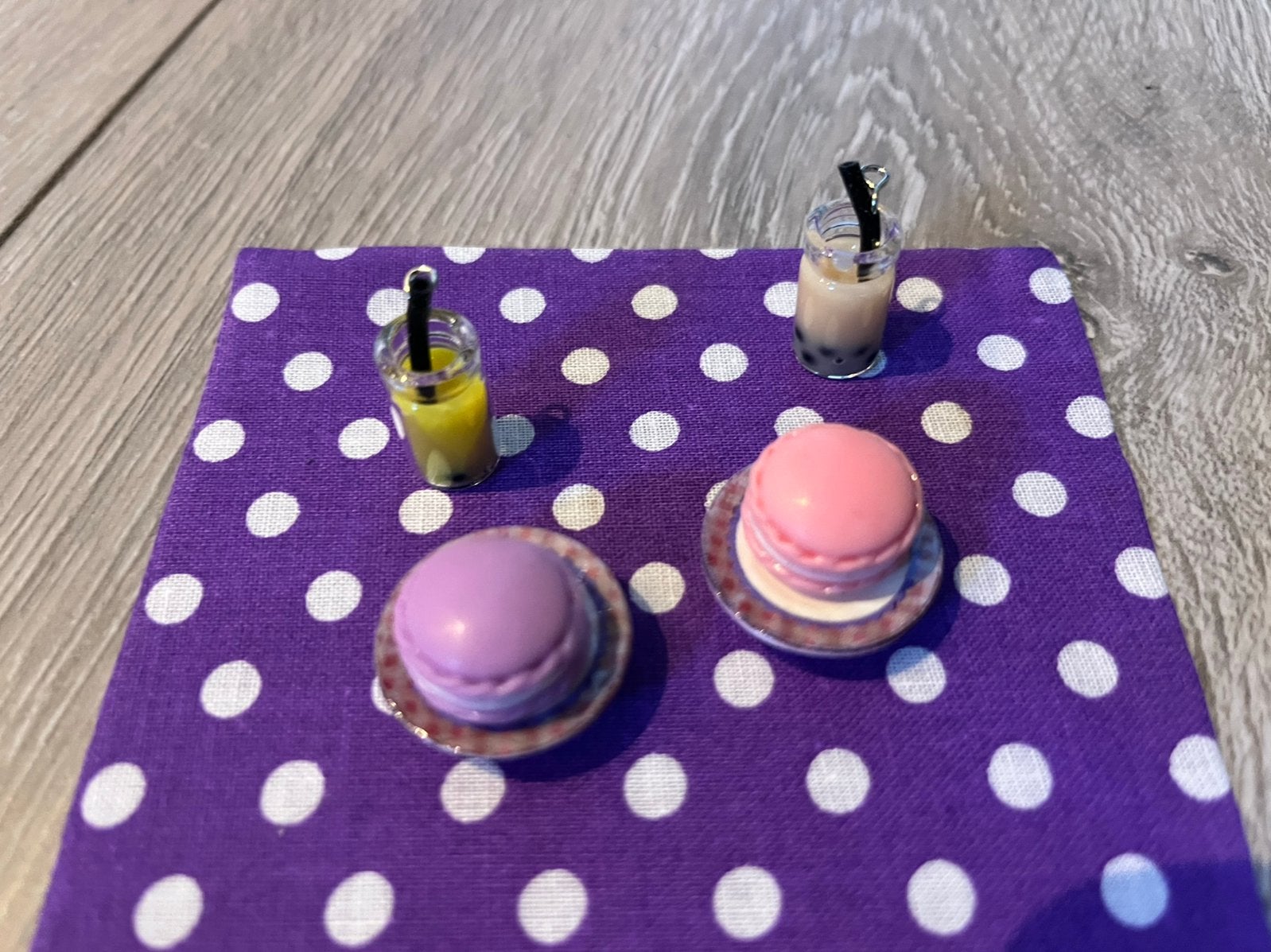 2 macaron 2 bord 2 drank kleedje incl  verzendkosten, Ophalen, Nieuw, Poppenhuis