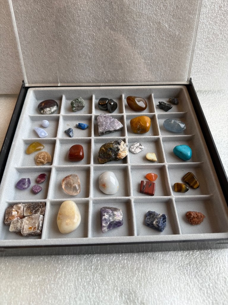 Diverse edelstenen en mineralen in doosje, Ophalen of Verzenden, Mineraal