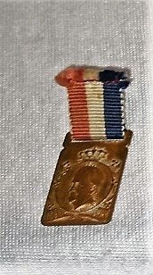 oude hanger Koningin Wilhelmina 1898 - 1948, Verzamelen, Speldjes, Pins en Buttons, Ophalen of Verzenden, Gebruikt, Overige onderwerpen