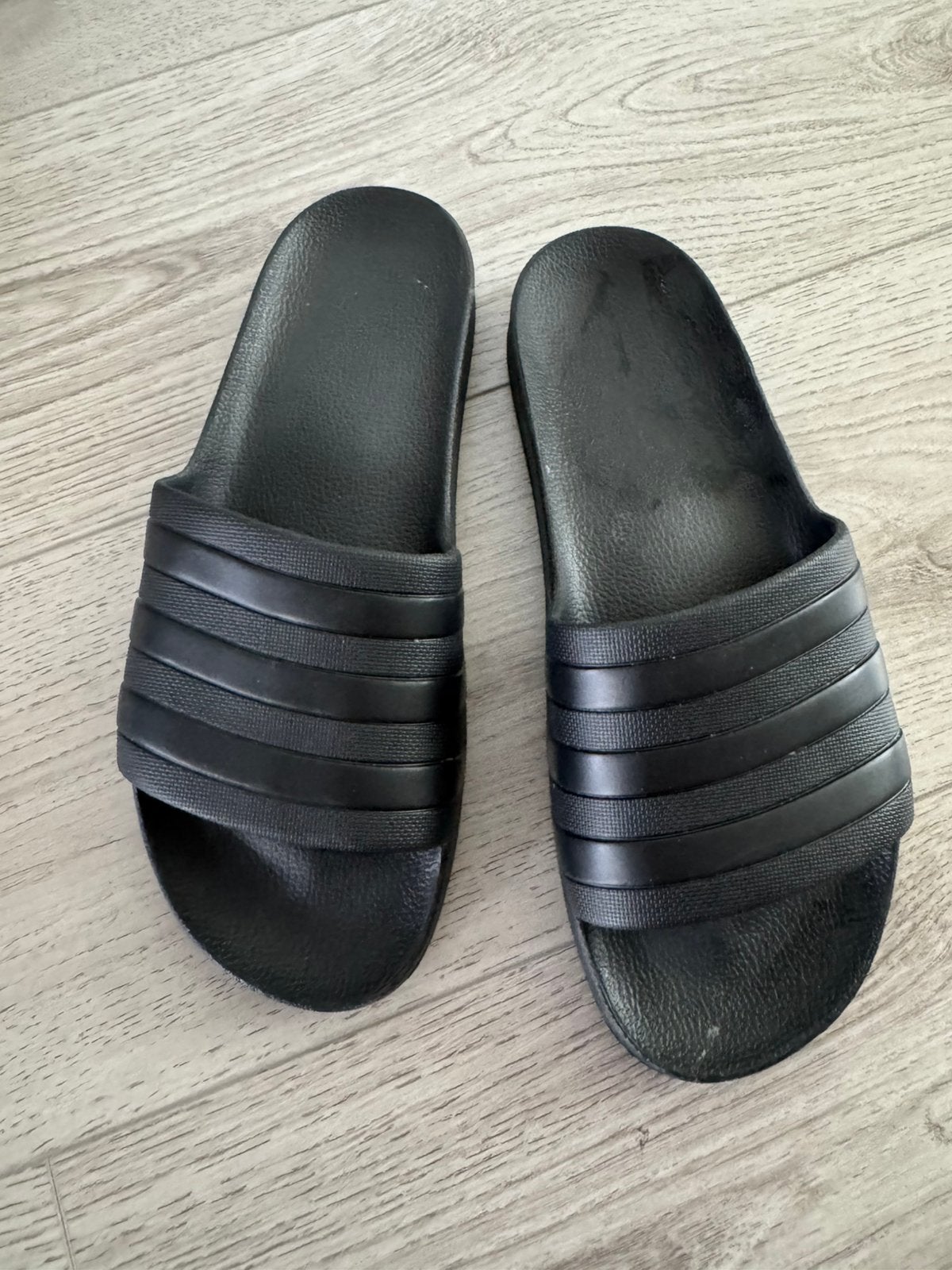 Zwarte Adidas slippers maat 43,5, Ophalen of Verzenden, Zo goed als nieuw, Zwart