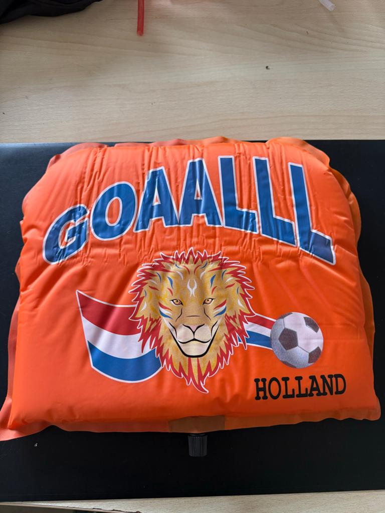 10 stuks Opblaasbaar Oranje Kussen/Zitje 'GOALLL! Holland', Ophalen of Verzenden, Zo goed als nieuw, Oranje of Koningsdag