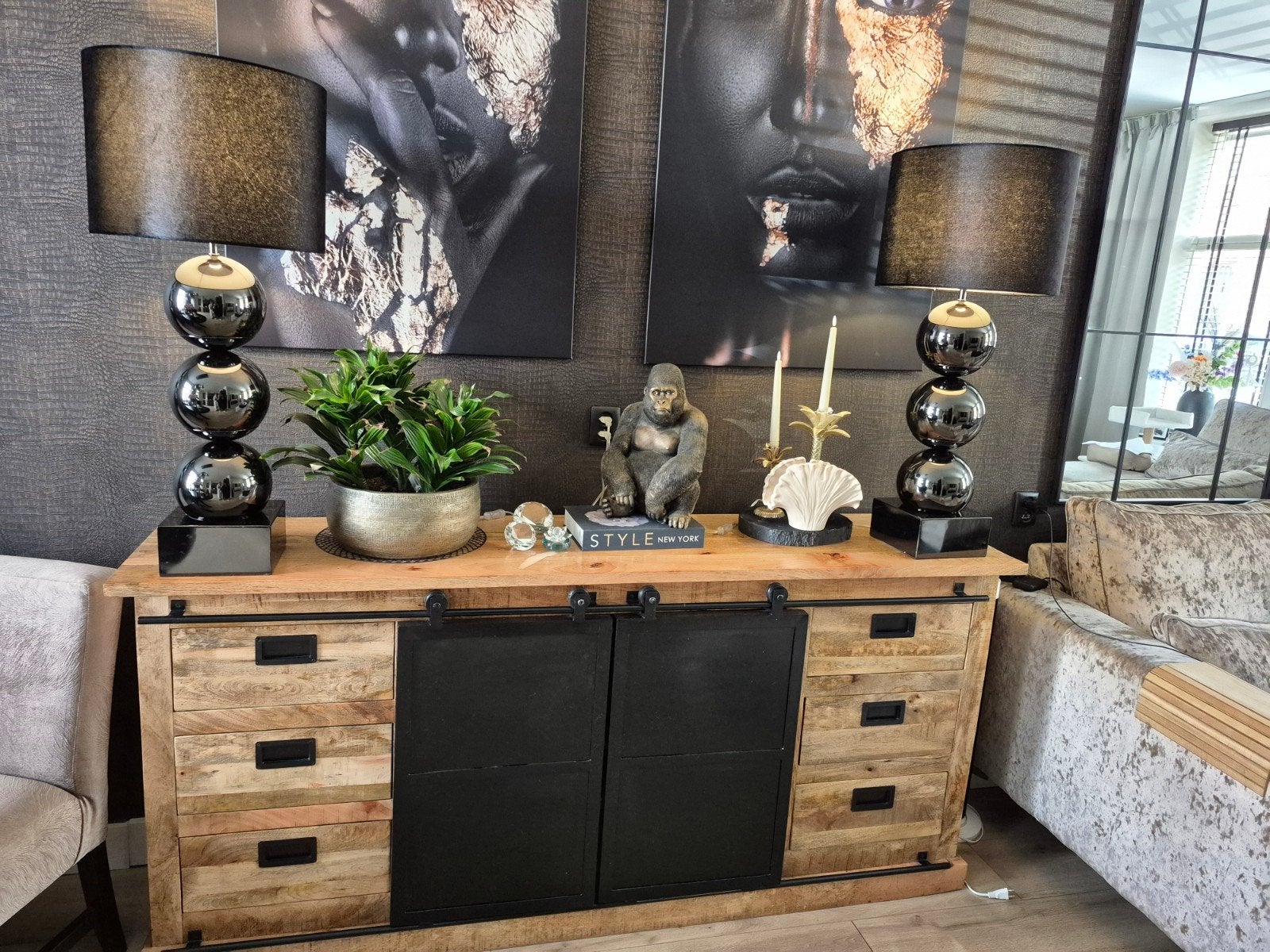 Industrieel mangohout dressoir met schuifdeuren en lades, Huis en Inrichting, Kasten | Dressoirs, Overige houtsoorten, Gebruikt