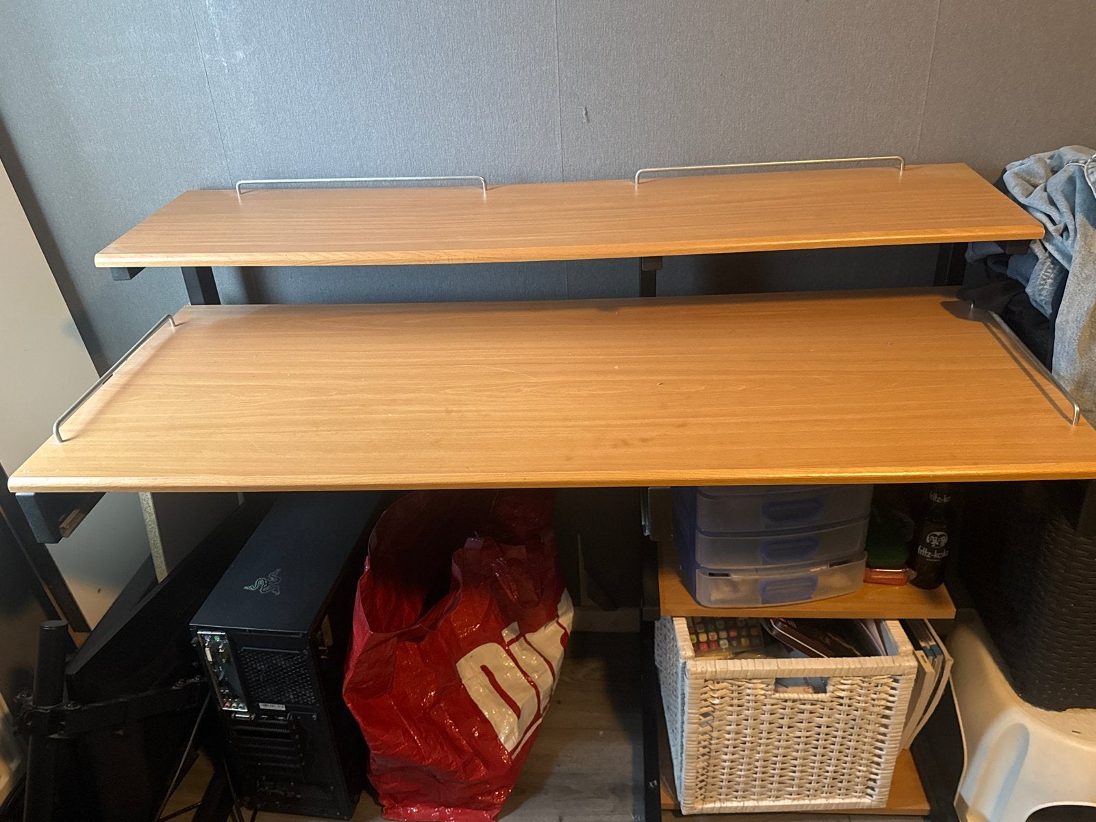 Houtenbureau met twee niveaus - ideaal voor gaming/werk, Huis en Inrichting, Ophalen, Gebruikt, Hout, Bruin