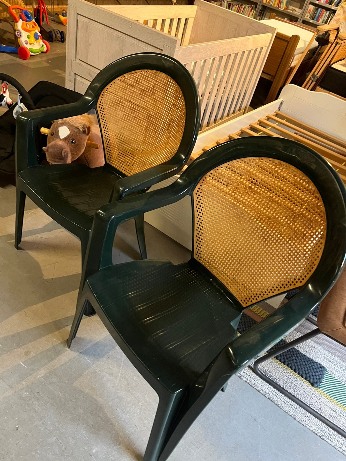 2 groene stapelstoelen  met leuning in webbing kunststof, Ophalen, Gebruikt