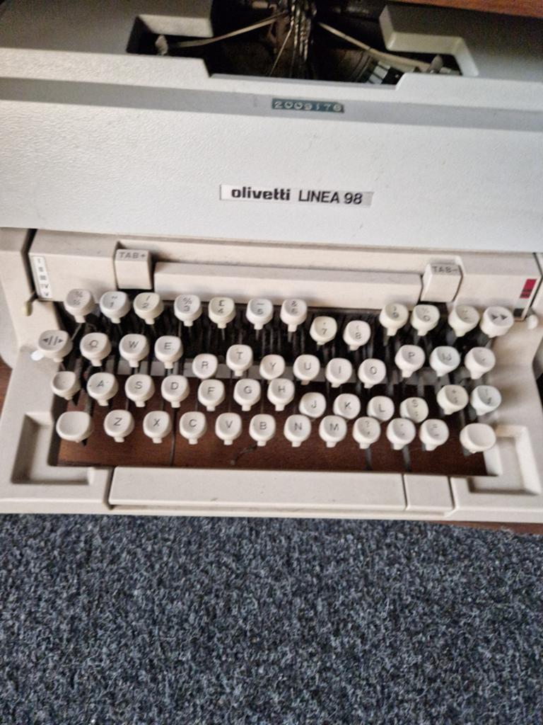 Vintage Olivetti Linea 98 typemachine, Ophalen