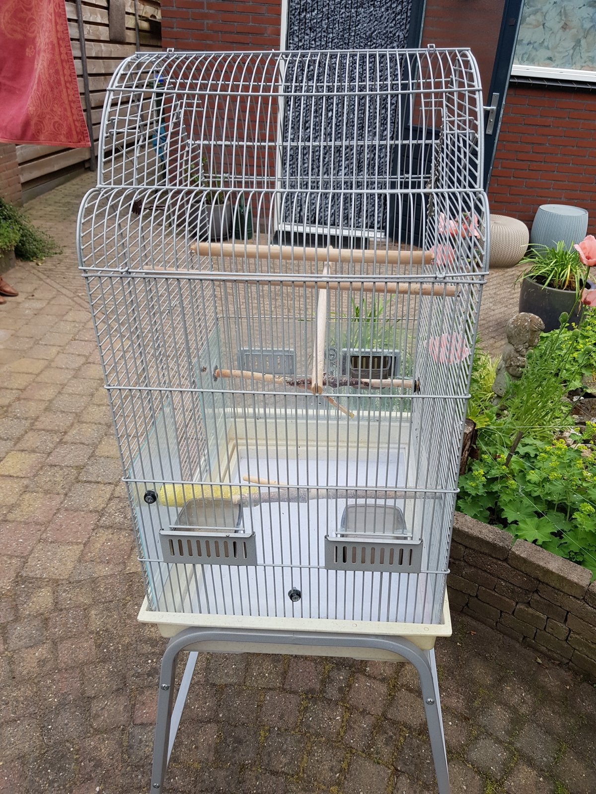 Vogelkooi op voetstuk, kleur gebroken wit., Ophalen, Gebruikt, Metaal, Vogelkooi