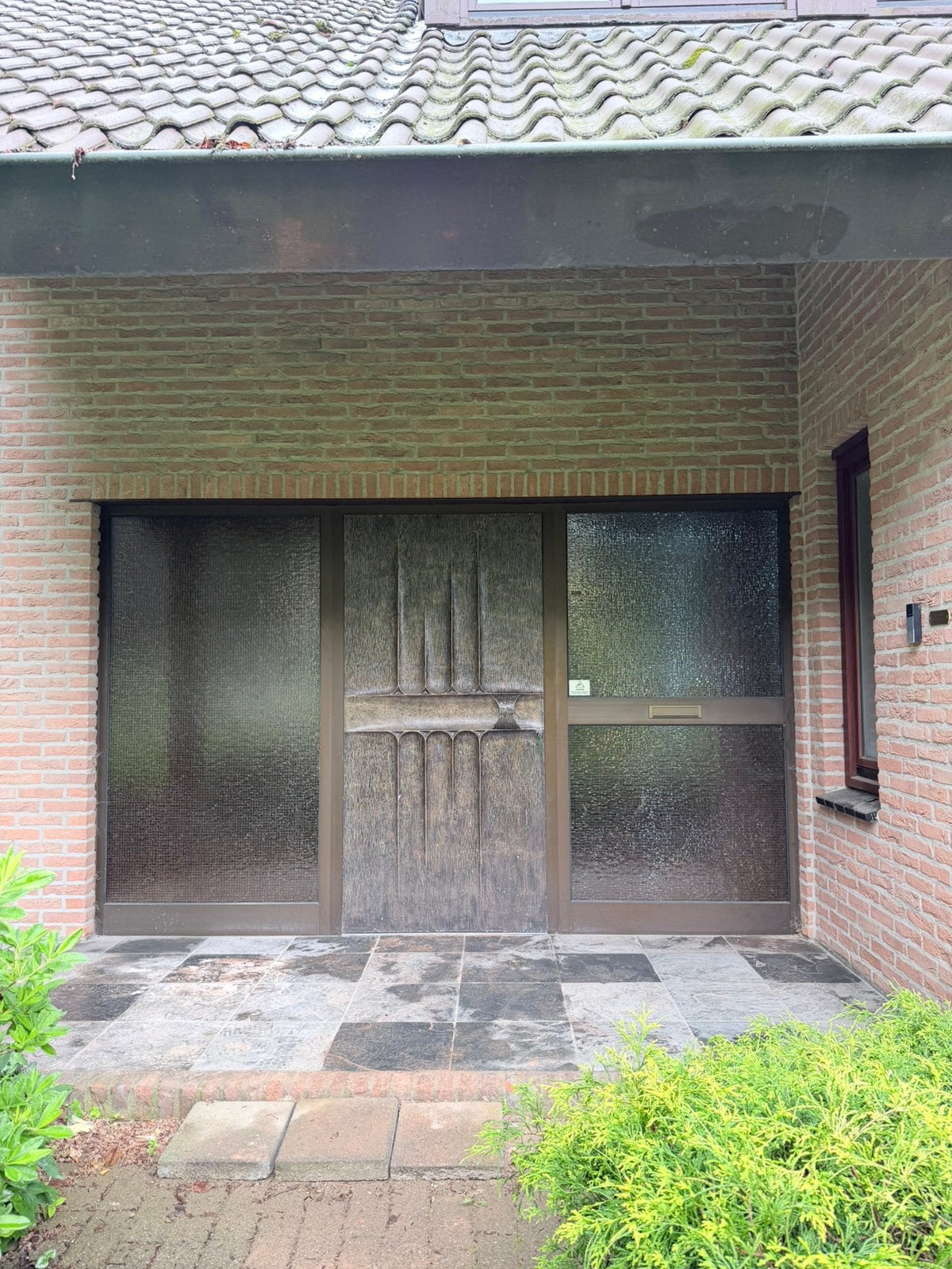 Brutalist deur met kozijn, Ophalen, Brons