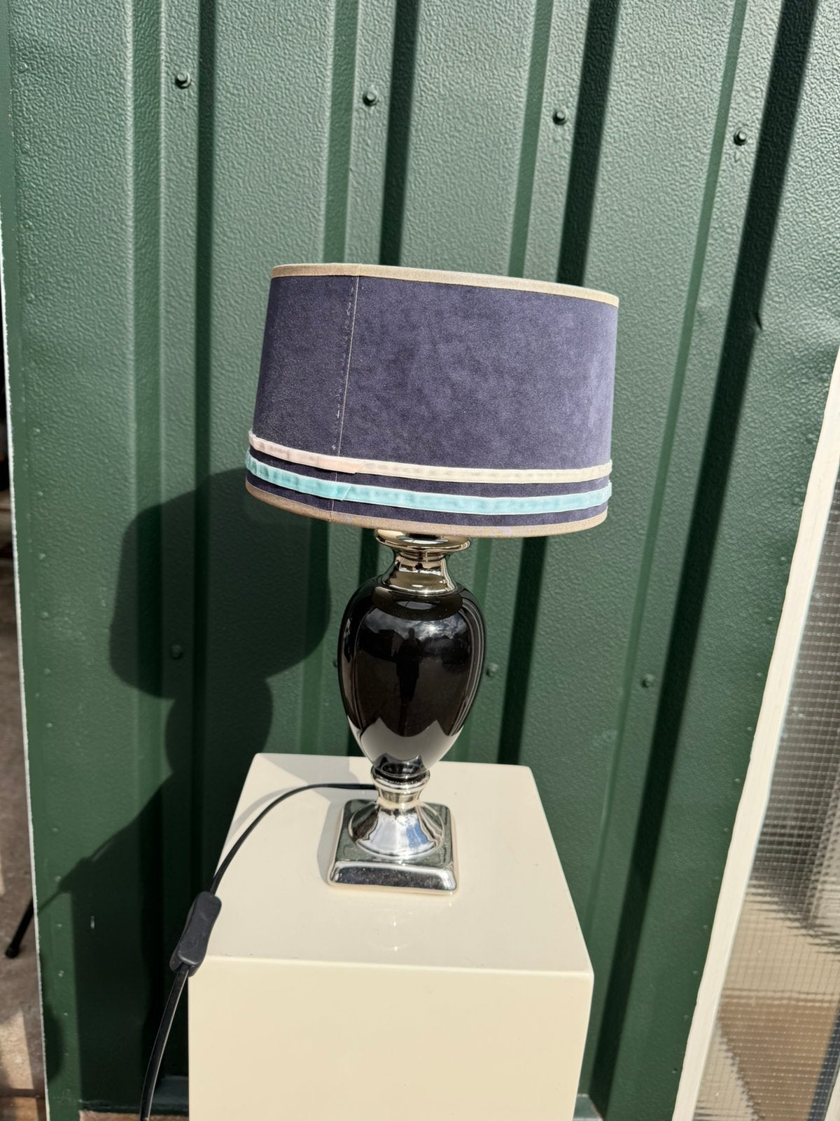 elegante tafellamp met een glanzende zwarte voet blauwe kap, Huis en Inrichting, Ophalen, Tafellamp, Blauw, Zo goed als nieuw