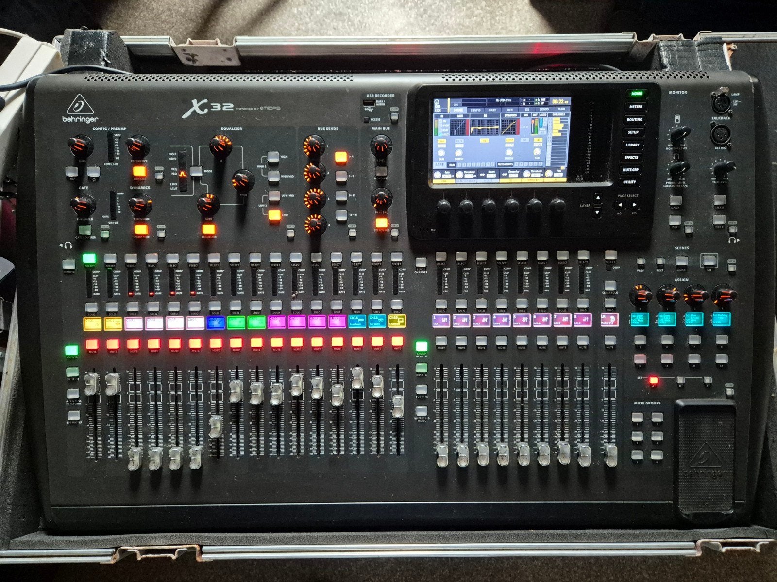 Behringer X32 Digitale Mixer met Flightcase, Ophalen of Verzenden, Gebruikt, 20 kanalen of meer, Microfooningang