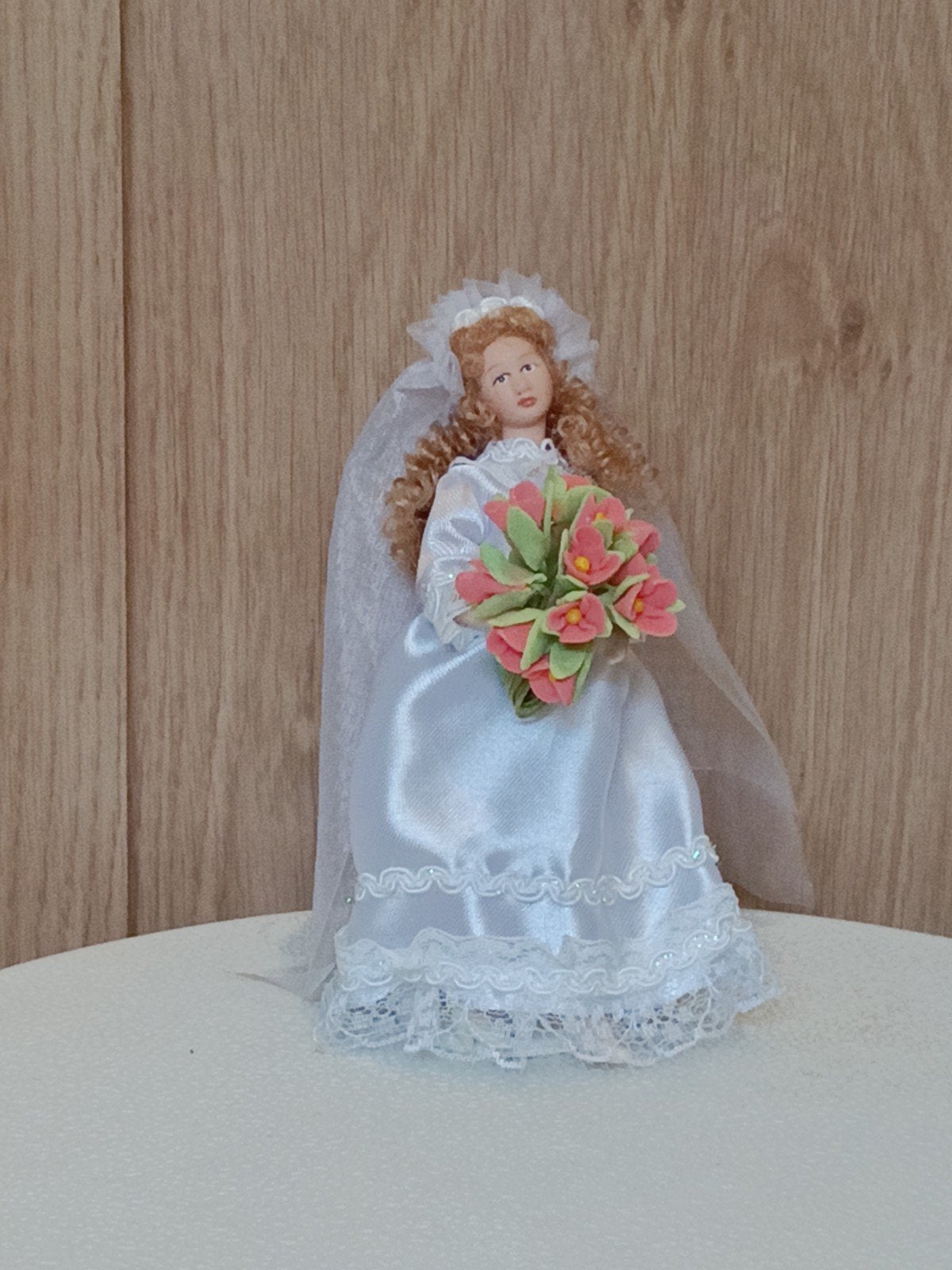 Poppenhuis bruidje met bruidsboeket 1:12, Verzamelen, Poppenhuizen en Toebehoren, Ophalen of Verzenden, Poppenhuis