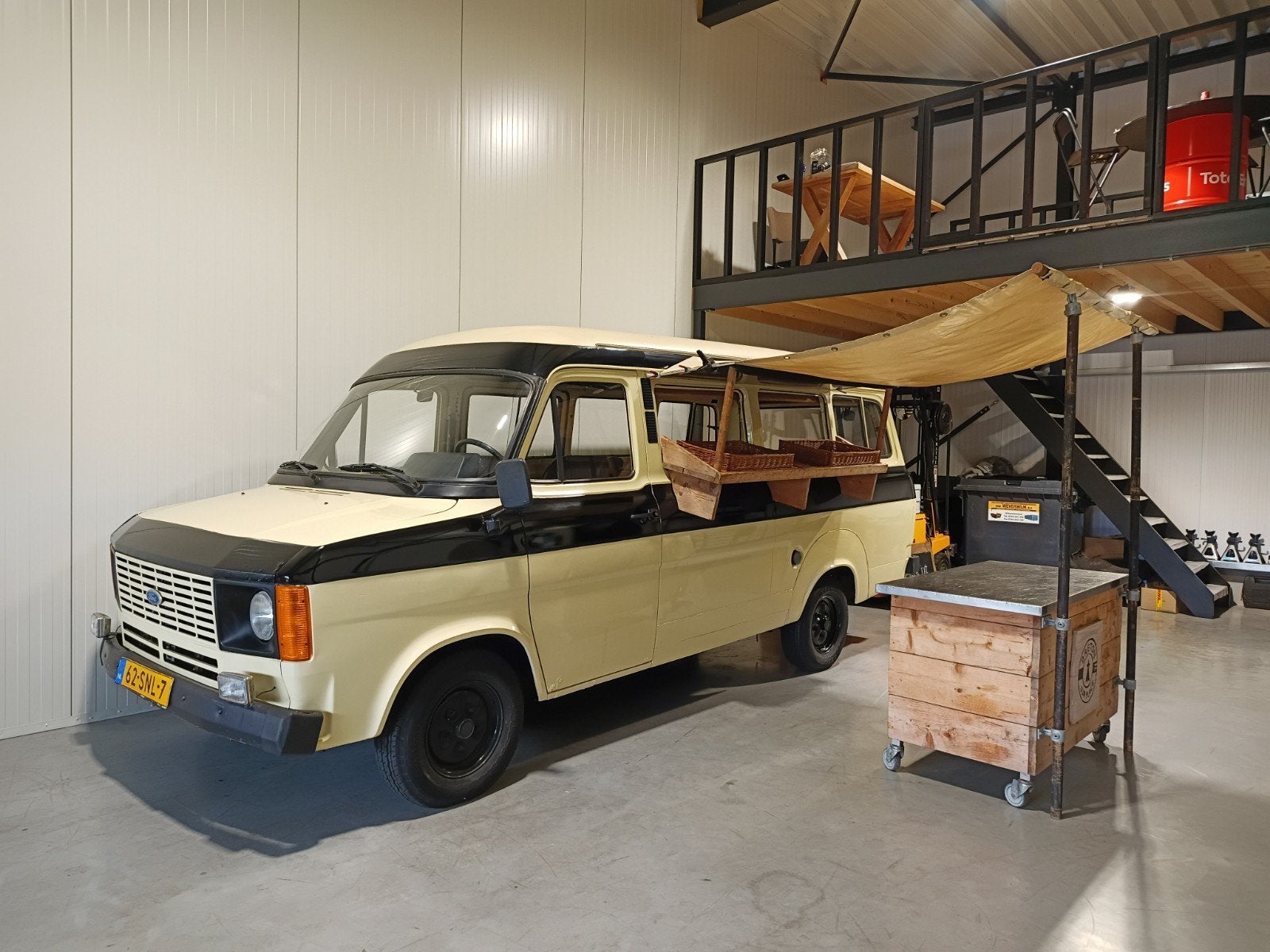 Ford Transit MK2 Foodtruck Benzine belastingvrij APK 2028!, Auto's, Overige carrosserieën, 4 stoelen, Geel, 1954 cc
