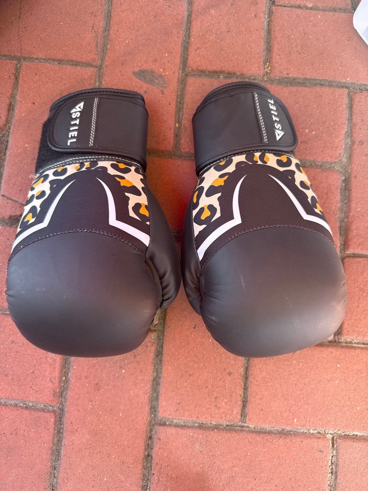 Stiel Bokshandschoenen 8 oz - Zwart met Luipaardprint, Ophalen, Zo goed als nieuw, Bokshandschoenen
