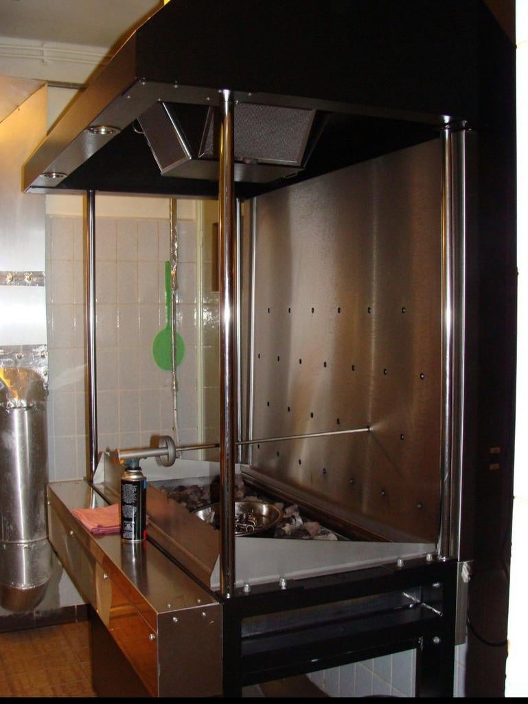 Professionele BBQ met draaiende spiezen, lavastenen en gas, Ophalen, Gebruikt, Met accessoires
