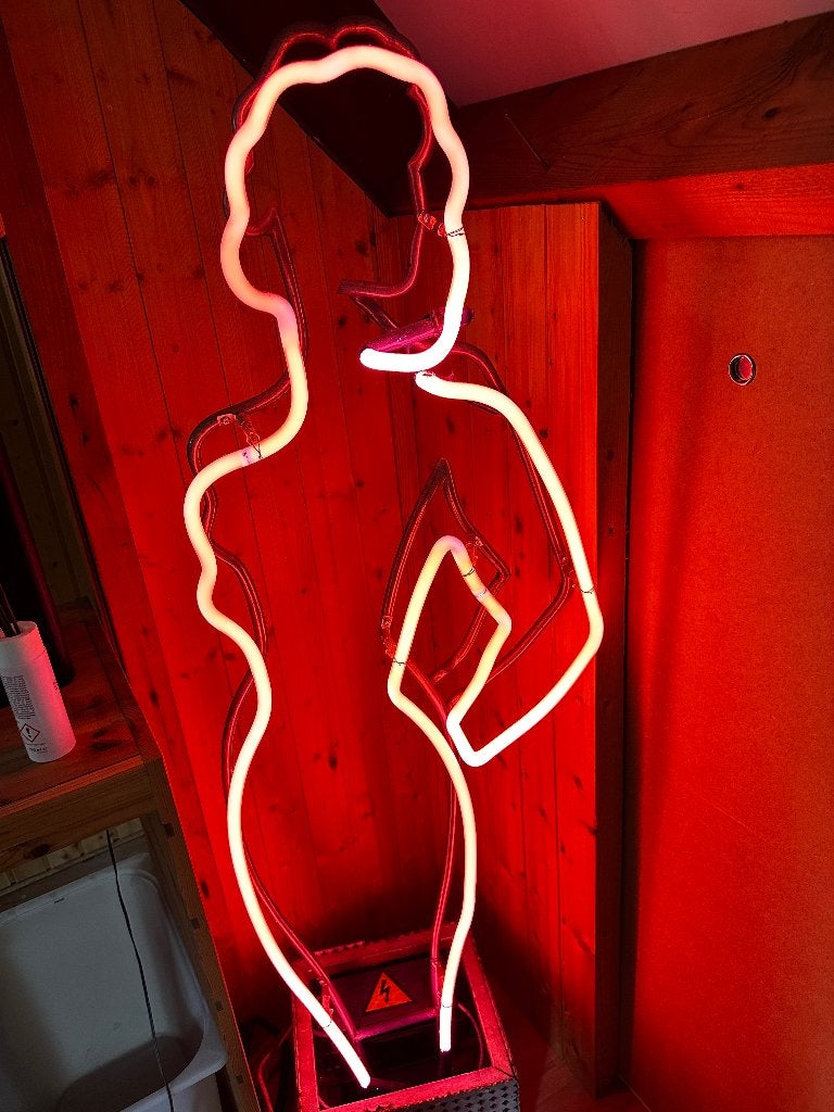 Neon verlichting vrouw (Marilyn Monroe? ), Verzamelen, Merken en Reclamevoorwerpen, Ophalen, Gebruikt, Lichtbak of (neon) lamp