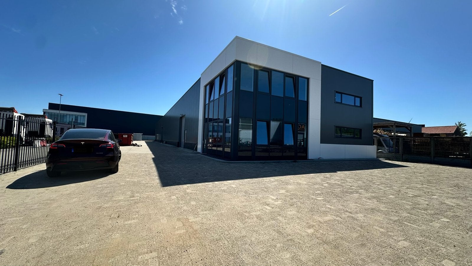 Nieuwe Moderne Bedrijfsunit met Kantoorruimte in Zaltbommel, Huur, Bedrijfsruimte