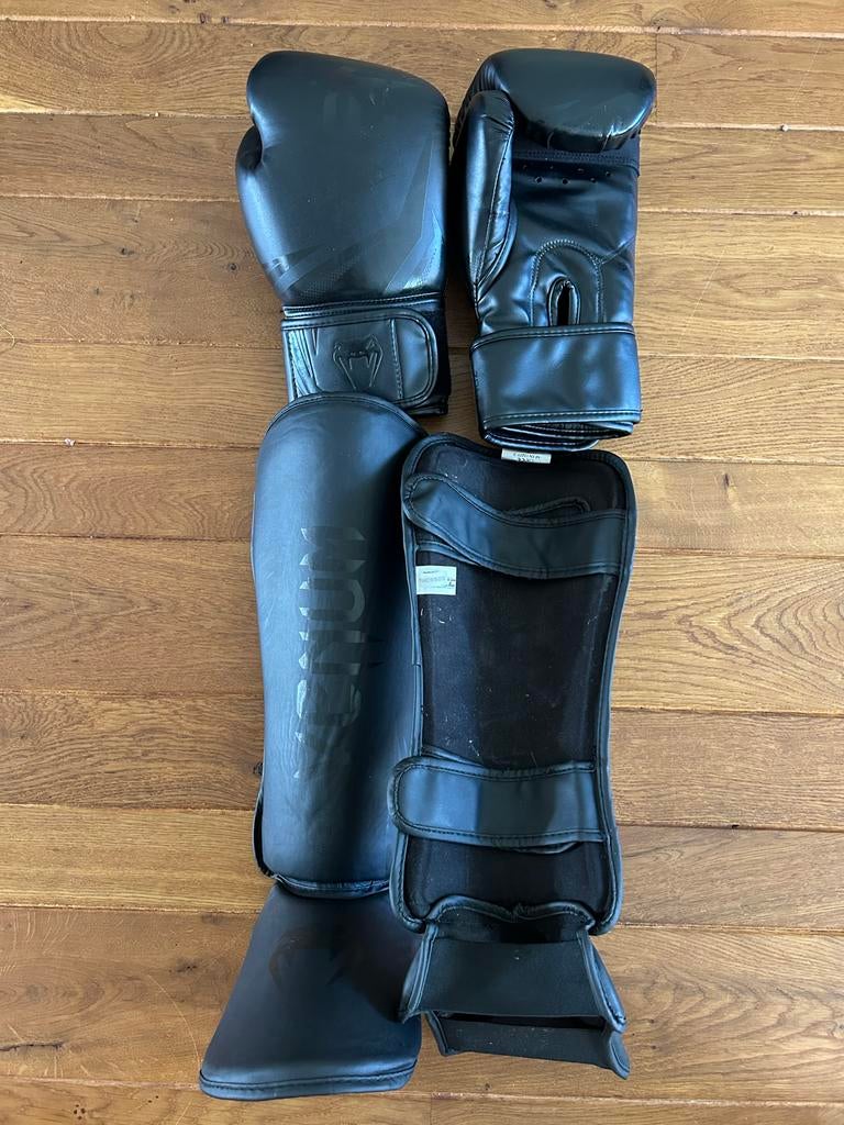 Venum Kickbokshandschoenen en Shin Guards set, Ophalen of Verzenden, Gebruikt, Bokshandschoenen
