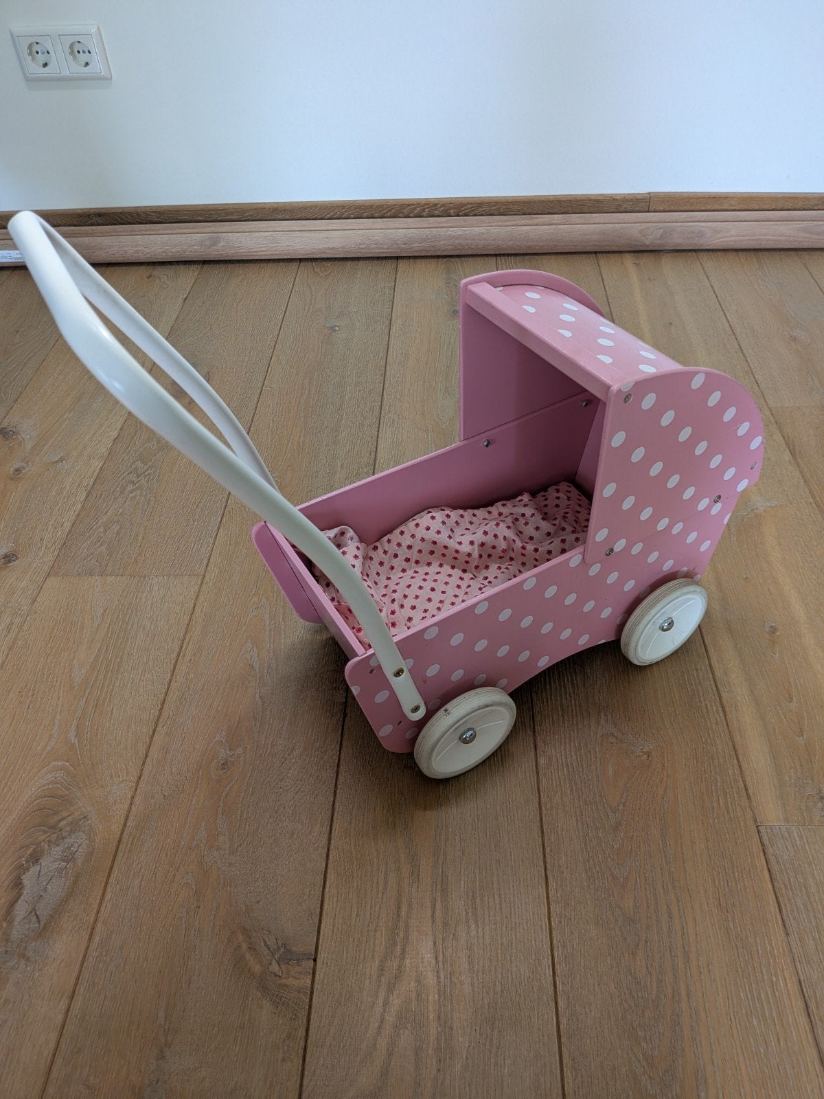 Roze houten poppenwagen met witte stippen, Ophalen, Zo goed als nieuw, Babypop