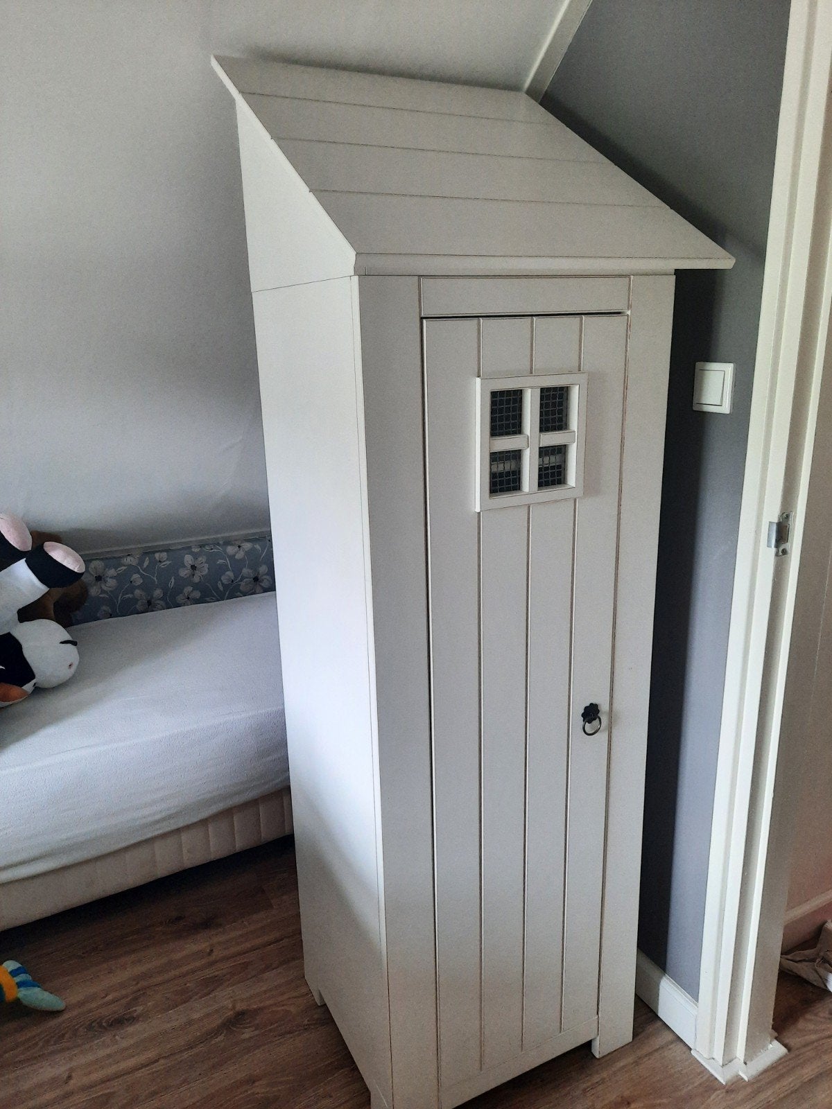 Leuke witte (strand)kast met schuin dakje en raampje, Ophalen, Met deur(en), Gebruikt, 50 tot 100 cm