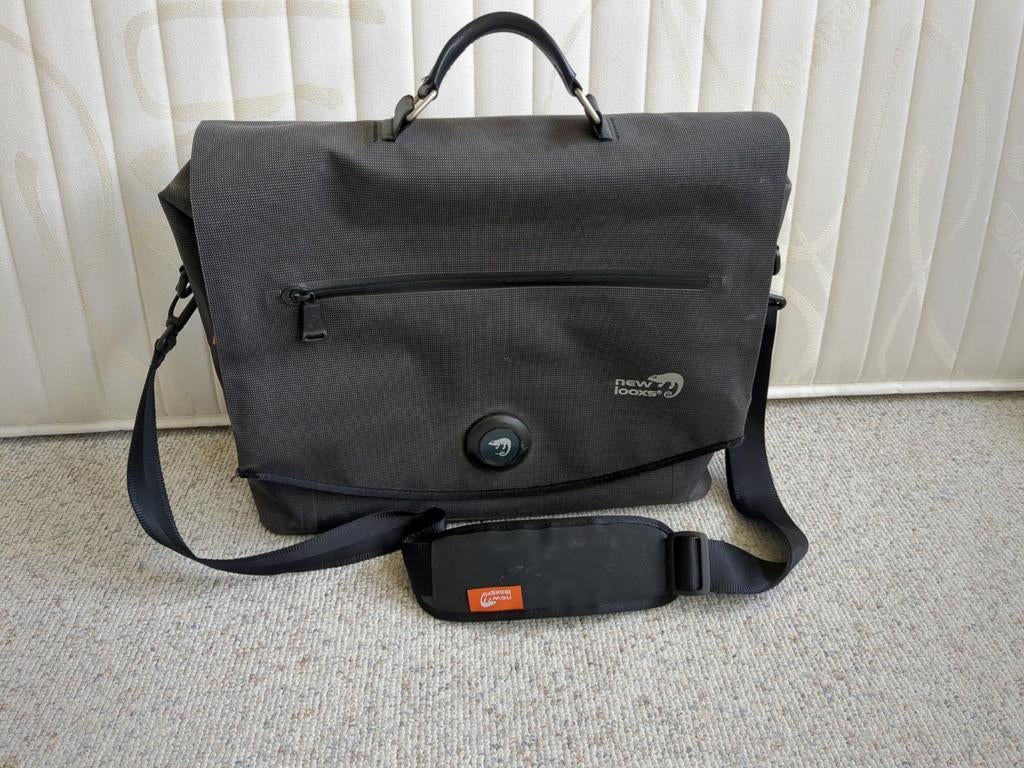 Waterdichte laptoptas fietstas New Looxs, Computers en Software, Ophalen of Verzenden, 17 inch of meer, Zo goed als nieuw, Schoudertas