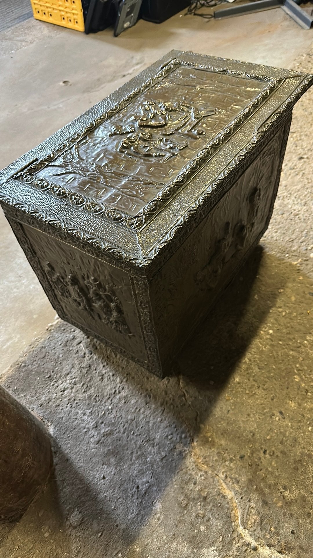 Antieke houten kist met zink/koper beslag en wieltjes, Ophalen