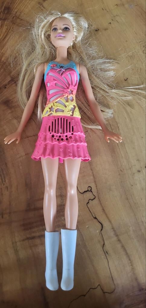 Barbie pop met roze jurk en witte laarzen, Ophalen of Verzenden