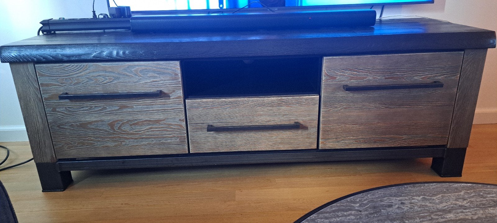 Te koop massief houten tv meubel., Huis en Inrichting, Kasten | Televisiemeubels, Ophalen, Zo goed als nieuw, 25 tot 50 cm, Minder dan 100 cm