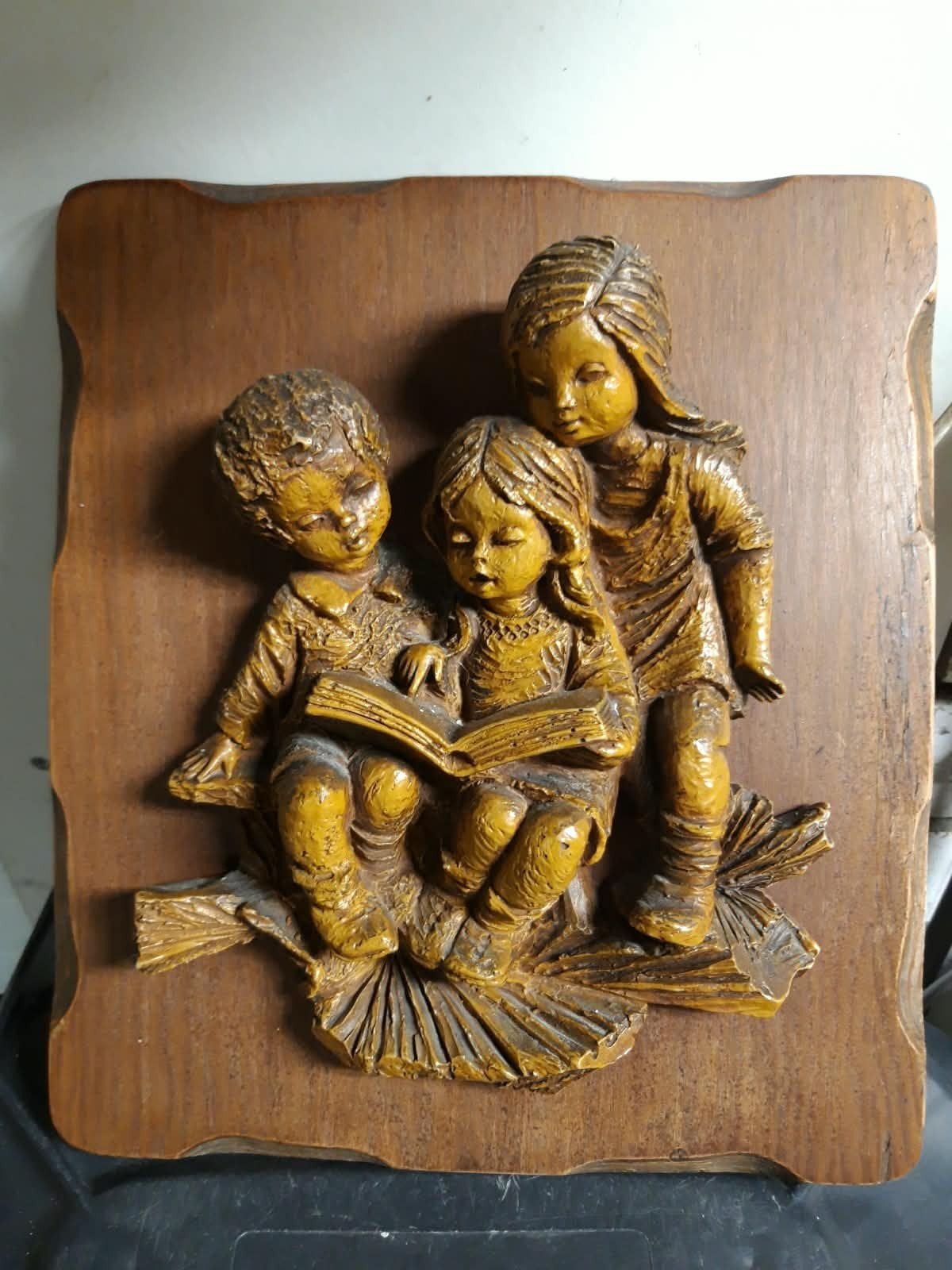 houtsnijwerk wandbord lezende kinderen, Wandsculptuur, Hout, Ophalen of Verzenden, Zo goed als nieuw