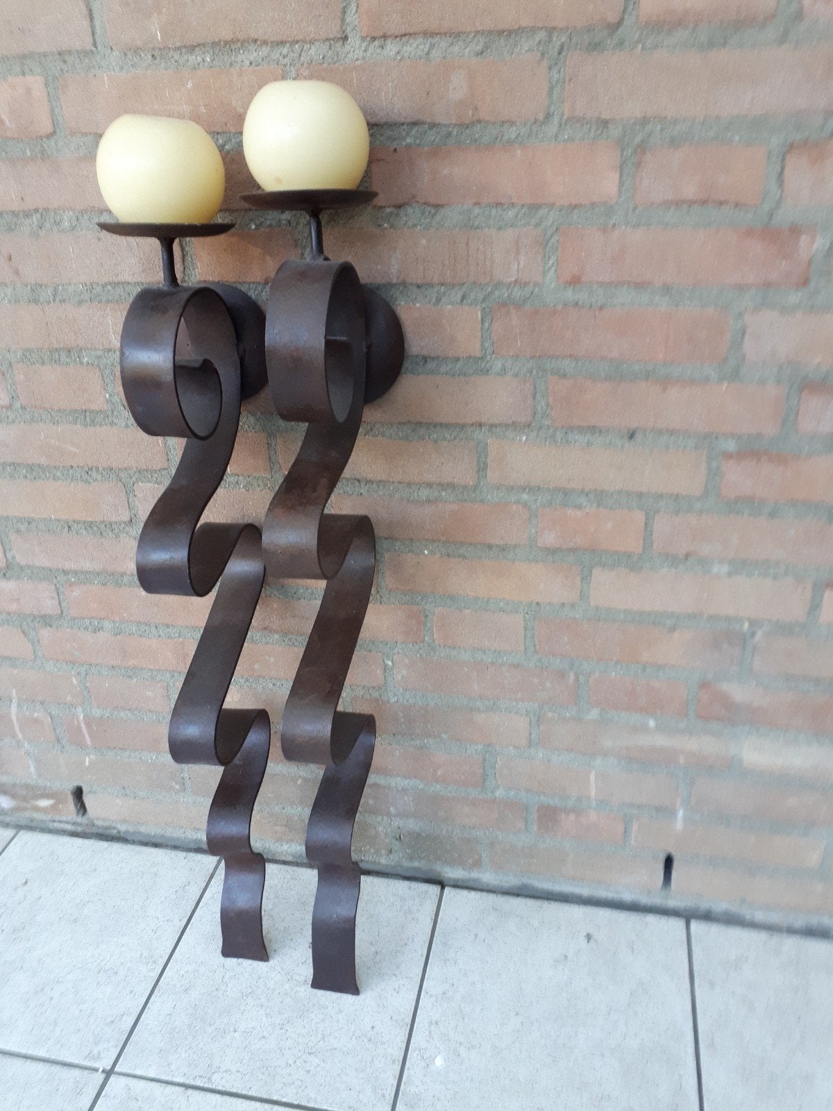 2 Robuuste metalen wandkandelaars met bolkaarsen, Gebruikt, Bruin, Overige merken, Ophalen of Verzenden