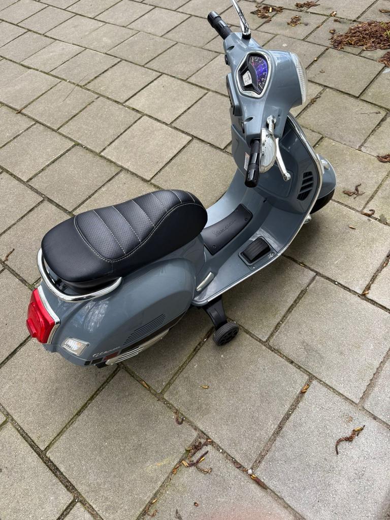 Vespa kinder scooter grijs, Fietsen en Brommers, Snorfietsen en Snorscooters, Ophalen of Verzenden, Zo goed als nieuw, Elektrisch
