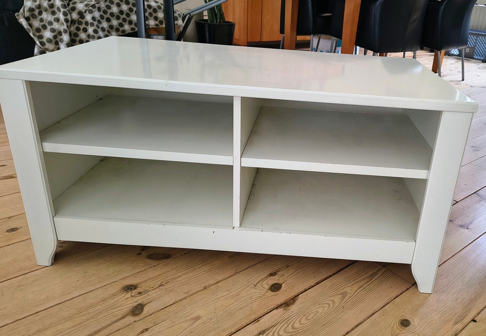 Gratis Wit TV-meubel met opbergvakken. Ophalen in Aalten., Huis en Inrichting, Ophalen, Gebruikt, 100 tot 150 cm, Minder dan 100 cm