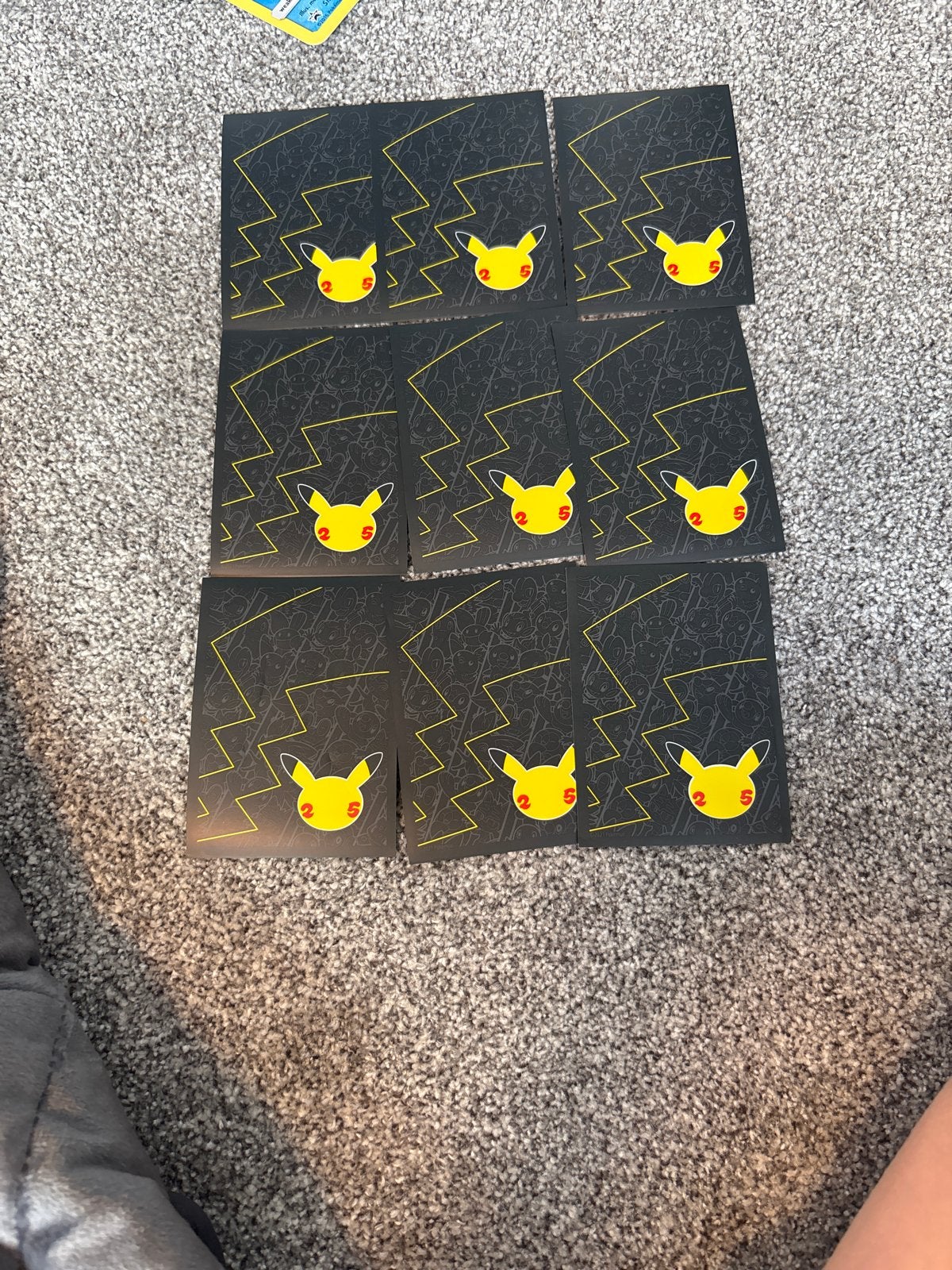 Pokémon 25th Anniversary Pikachu Kaarthoesjes (9 stuks), Ophalen of Verzenden, Nieuw, Sleeves of Kaarthoesjes