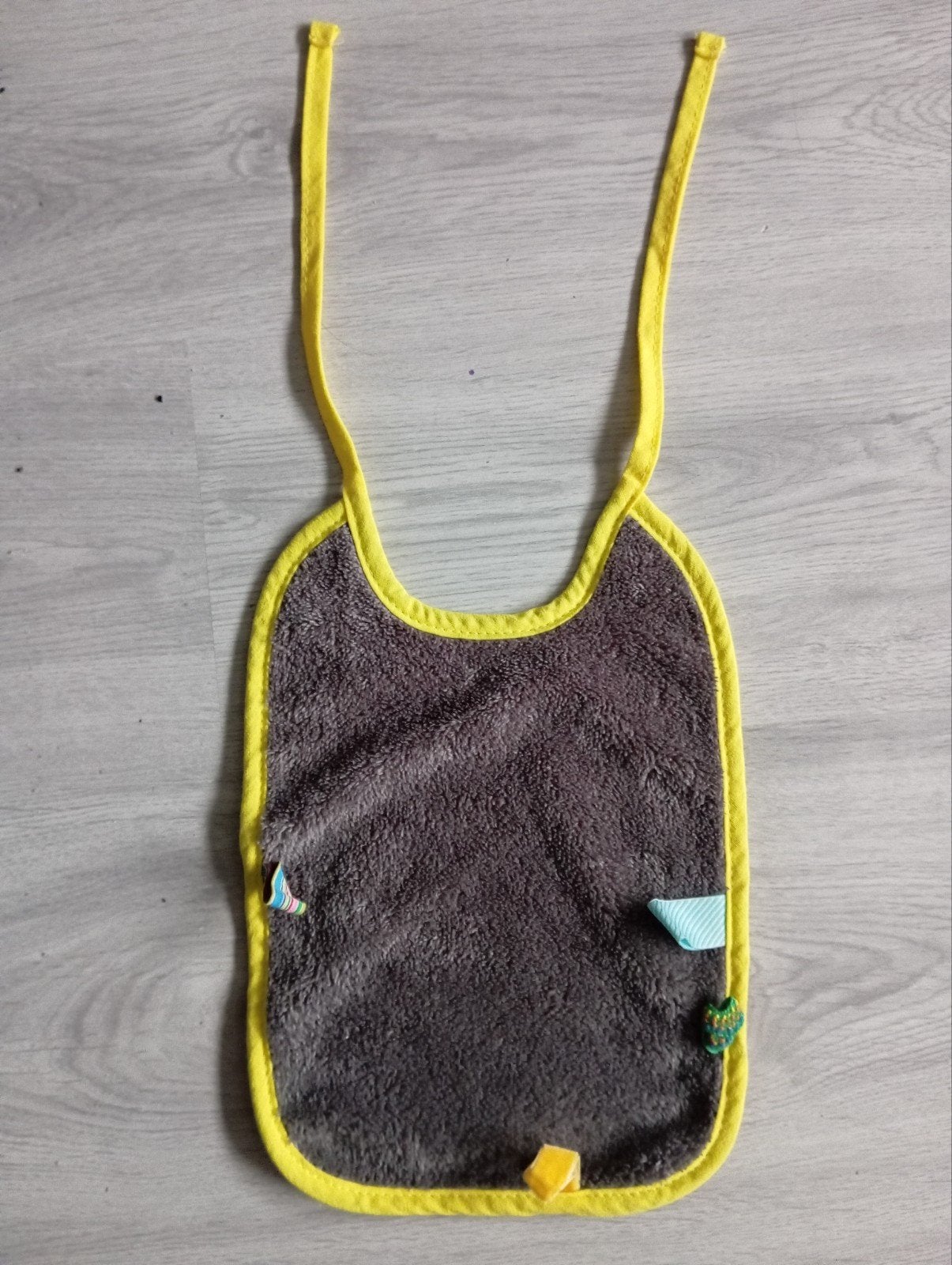 Snoozebaby slabber grijs met gele rand en labeltjes, Ophalen of Verzenden