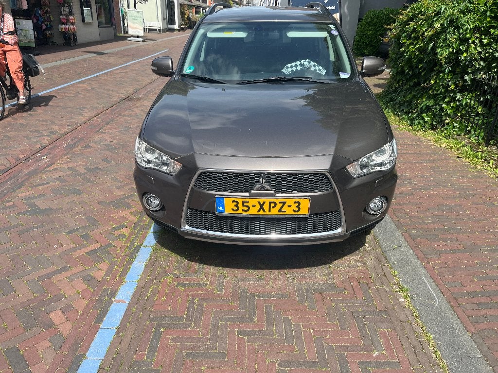 Mitsubishi Outlander 2.0 MPI 2WD CVT 2012 Bruin, Stof, Outlander, 4 cilinders, Bruin