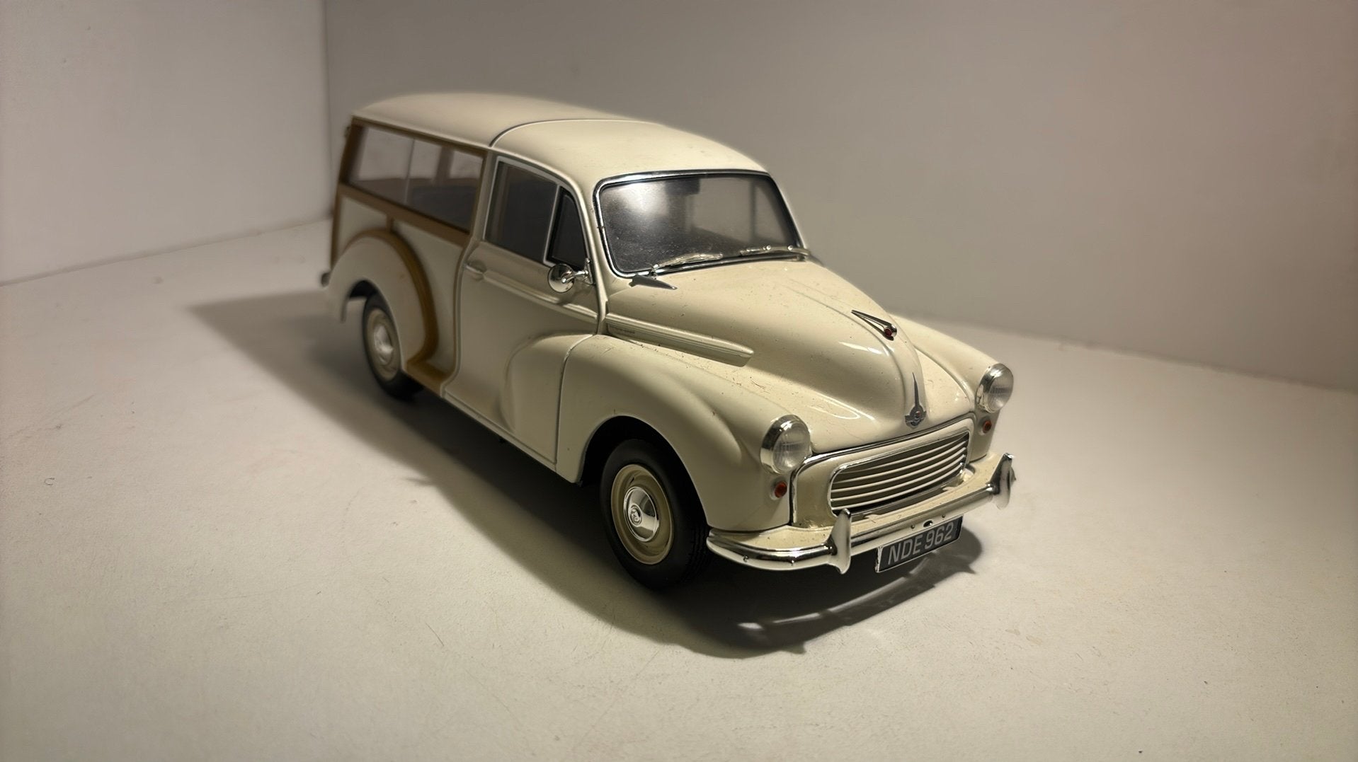 Morris minor tourer minichamps 1.18