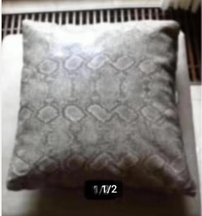 Sier kussen print PU leder beige 40/40 cm, Huis en Inrichting, Woonaccessoires | Kussens, Beige, Vierkant, Ophalen of Verzenden